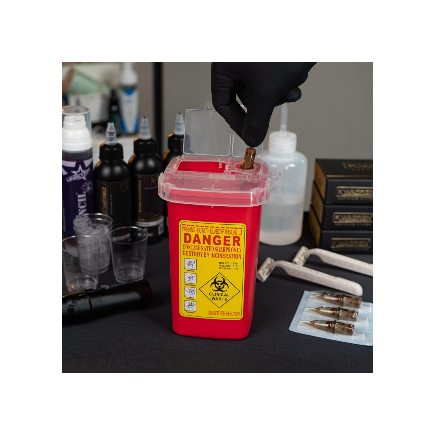 Container for medical waste 1 l red Container for medical waste 1 l red